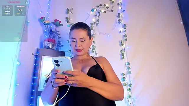 Milf Luna  online show from April 29, 12:03 am