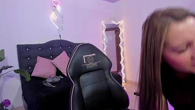 LUNAKITTY TAY online show from March 5, 12:01 pm