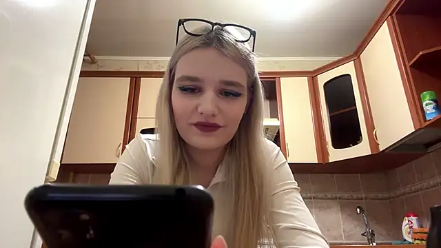 MiaBerlateen online show from February 6, 2:20 pm