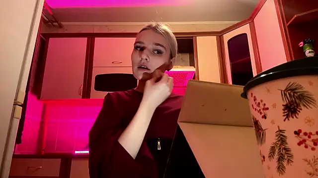 MiaBerlateen online show from February 18, 6:18 pm