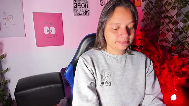 Juli W online show from March 12, 8:00 pm