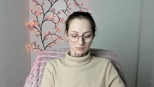 Esmi Winter online show from April 30, 6:13 pm