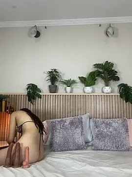 Brisa Silva online show from August 4, 12:00 pm