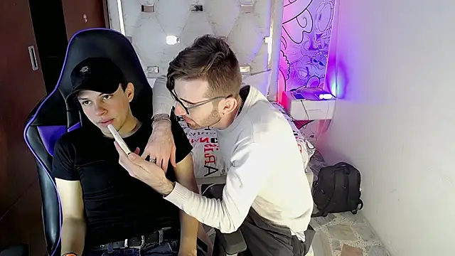 Top and bottom online show from March 15, 9:06 pm