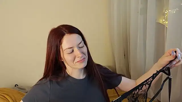 Kamila Moore  online show from March 10, 4:00 pm