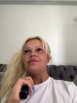 BlondeMilfXo online show from May 14, 10:32 am