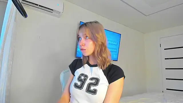 GlitchyDolly online show from June 15, 5:51 am