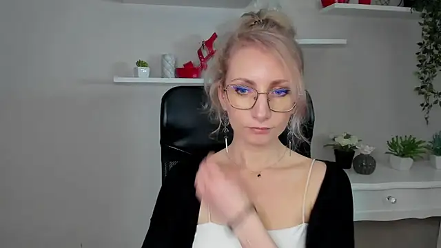 CinderellaMoon online show from March 12, 6:49 am