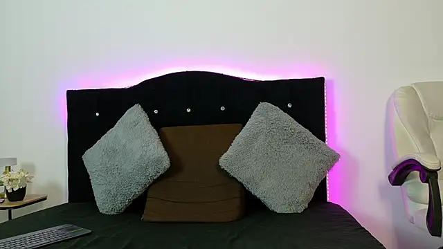 Ivy Heat online show from June 18, 1:51 am