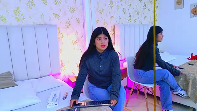 Khloe Moon online show from April 28, 12:20 pm