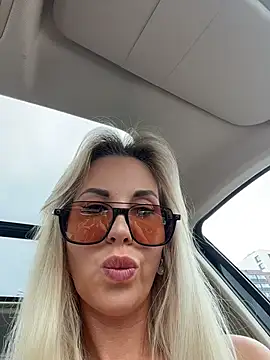 LisaMurr online show from July 7, 12:30 pm