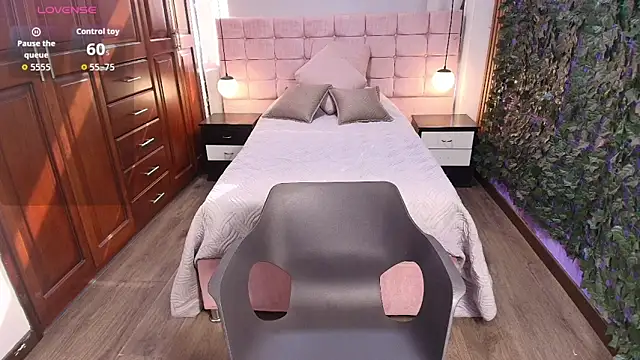 MoriahStorm online show from June 20, 1:25 pm