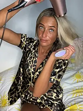 ScarlettGold  online show from April 29, 6:13 pm