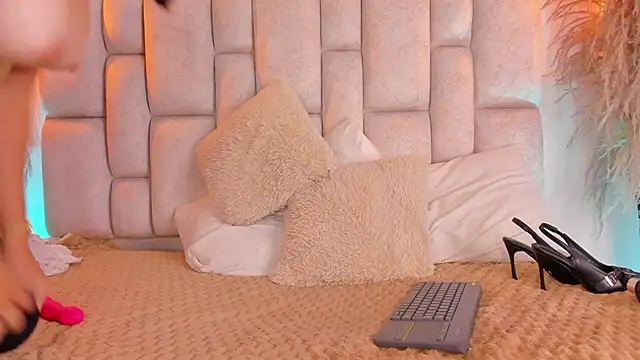 spicy white  online show from March 7, 12:45 pm