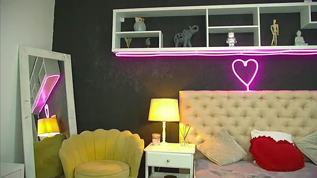 AuraMIlf online show from May 2, 1:58 pm