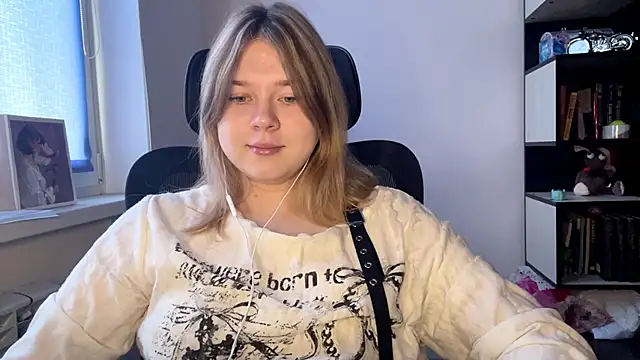TomikoPfau online show from April 23, 9:17 am