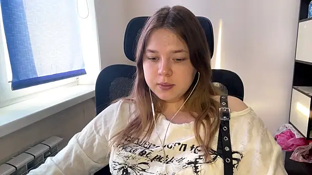 TomikoPfau online show from April 1, 1:41 pm
