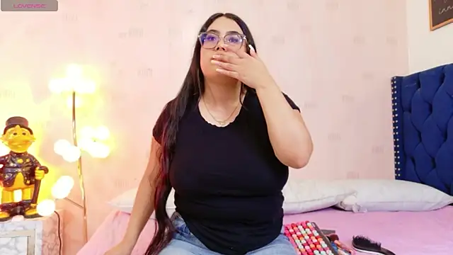 curvybuffgirllll online show from July 15, 7:51 pm