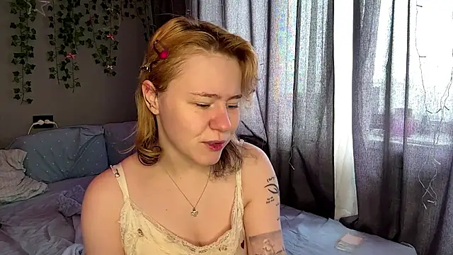 ZyrelihVayne online show from March 18, 7:02 am