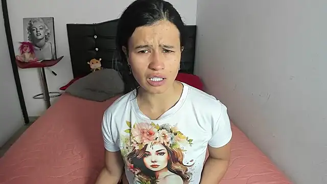 LatinaQueen23 online show from April 28, 3:49 pm