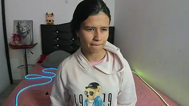 LatinaQueen23 online show from April 30, 2:22 pm
