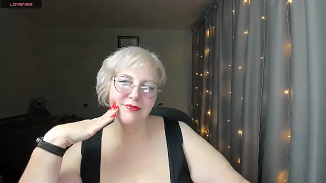 Mary-Leee online show from June 19, 3:04 pm
