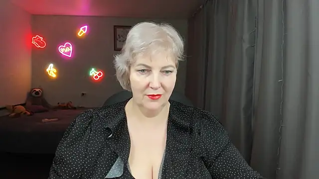 Mary-Leee online show from June 6, 5:52 pm