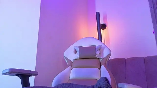 miiaboss  online show from July 28, 3:43 pm