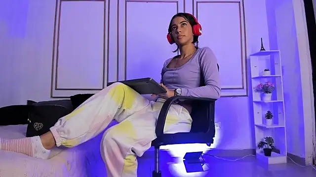 emily gaviria1 online show from June 6, 12:44 pm