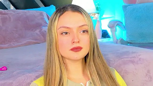 Giigii Hadid  online show from February 25, 8:29 pm