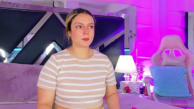 Giigii Hadid  online show from March 10, 3:27 pm