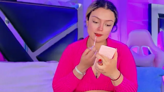 Giigii Hadid  online show from March 12, 5:26 pm