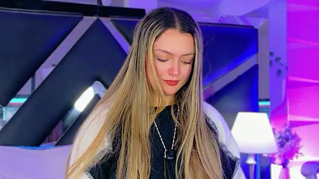 Giigii Hadid  online show from March 18, 9:09 pm