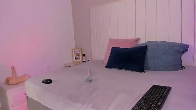 sophia walkett  online show from July 14, 2:22 pm