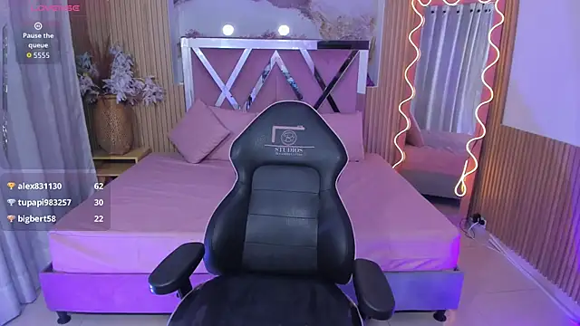 LINDSAY TAY online show from June 18, 9:14 am