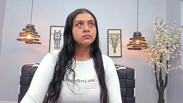 Lunaa Abril online show from February 26, 12:15 pm