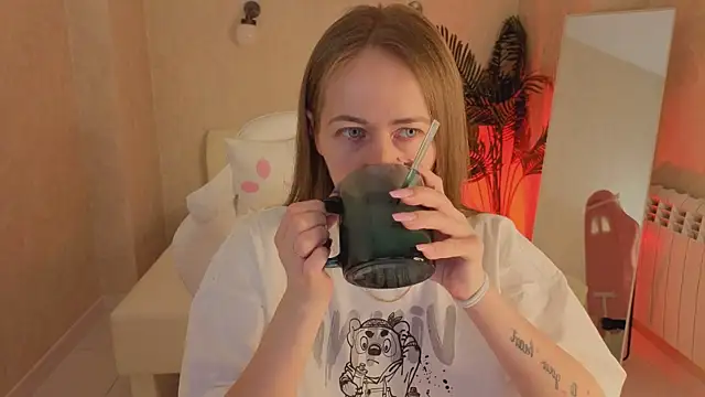 Bella McKenzie online show from March 14, 2:01 am