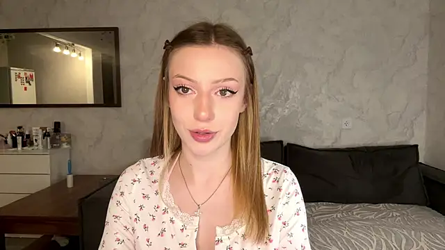 Rosalielue online show from June 20, 6:00 pm