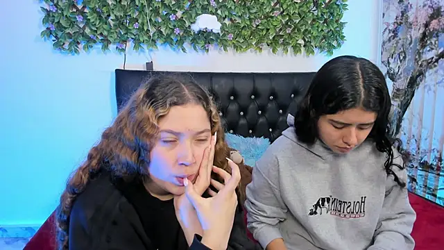 valeria and zoe online show from April 29, 2:09 pm