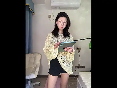 Y--F--LOVE online show from March 9, 4:10 pm