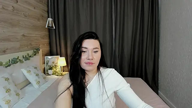 LunaVeyne online show from March 14, 1:45 pm