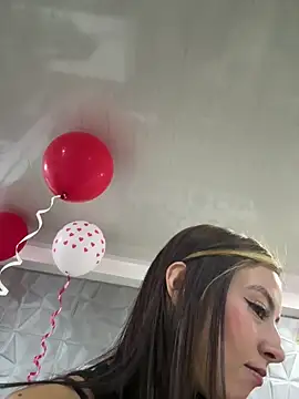   Nahomy online show from March 7, 12:45 pm