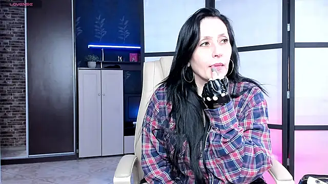 Lucky Milf online show from April 10, 7:03 am
