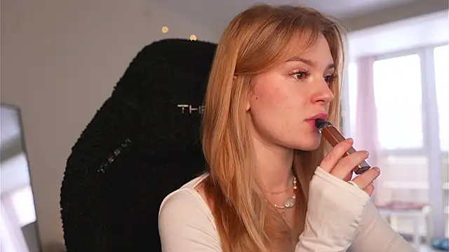 cyberl0ve  online show from March 10, 9:24 am