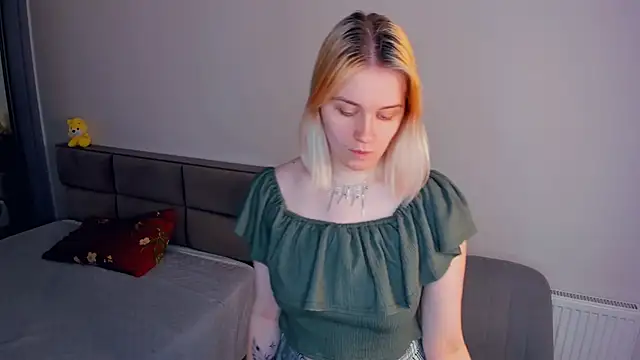 AveIinaStromain online show from March 17, 6:17 am