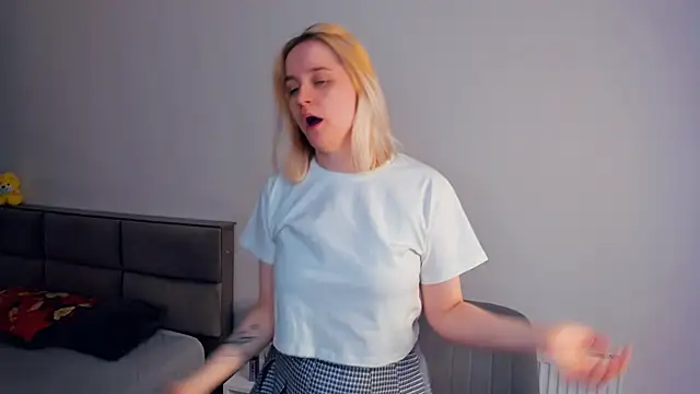 AveIinaStromain online show from March 18, 6:18 am