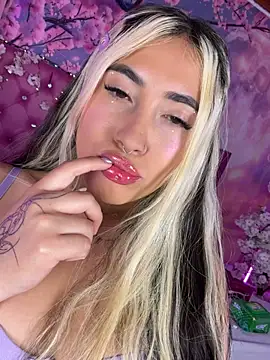ManuelaVeeleez online show from August 2, 5:54 am