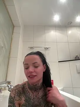SkinnyLilly online show from May 1, 10:57 pm