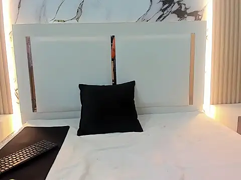 AmberHotL online show from March 18, 2:55 pm