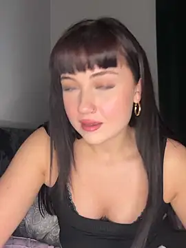 SweetJules18 online show from March 8, 7:07 pm